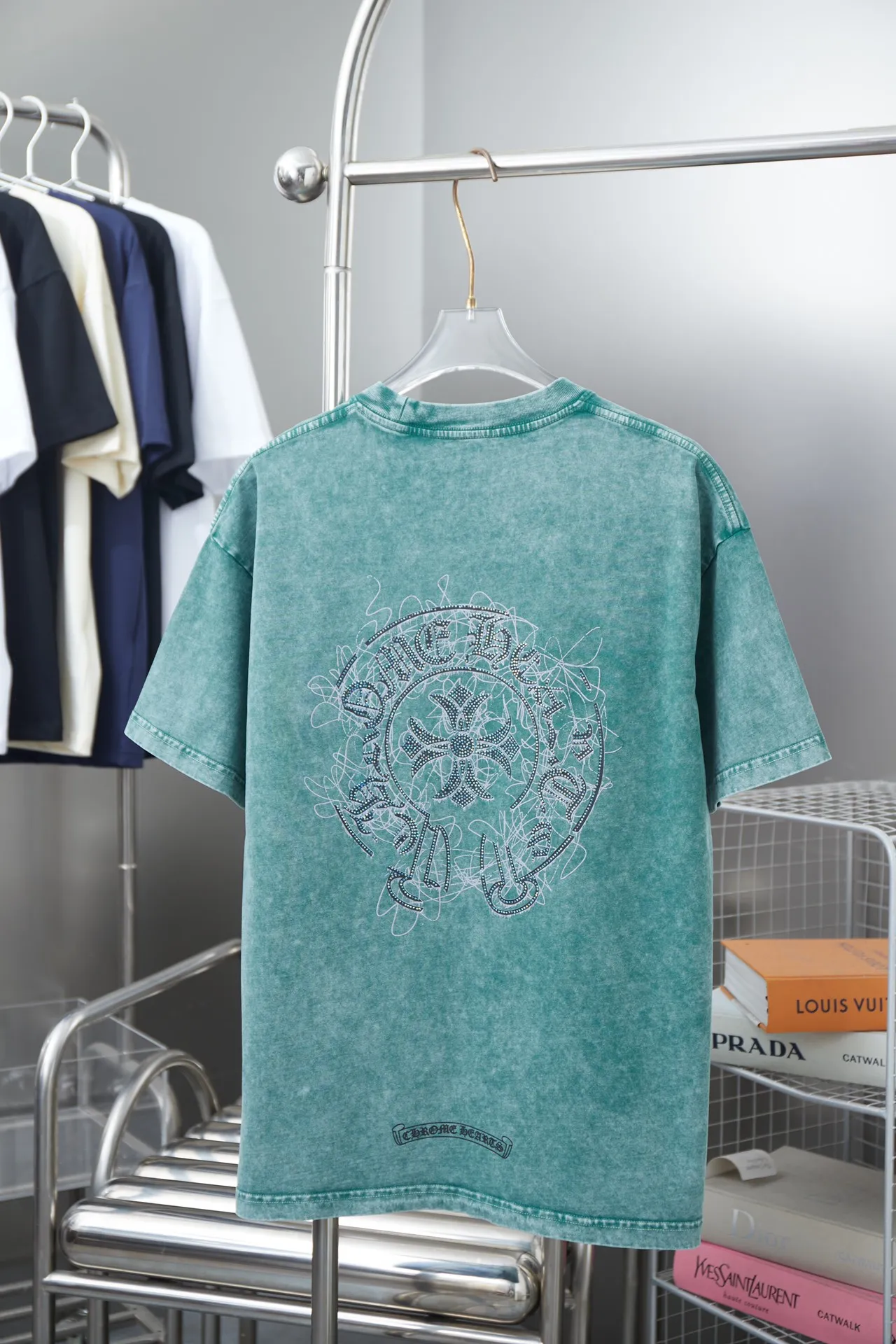 🅿️200 Ch*ome Hearte 25SS early spring new model, short-sleeved with Kro heart logo, hot diamonds, light luxury, essential item for daily commuting for men and women, correct version, welcome to compare, detailed features · 320g 100% pure cotton double yarn jersey fabric · Custom dyed in the same vat, special thickened 32 count double-strand 1X1 thread · Digital direct printing ➕ Australia imported pearlescent diamonds · Ready-to-wear dyeing Then do the faded fried snowflake process, then wash it to make it look old · General washing to improve the effect · Double-needle stitching across the seam process · Original main mark, washed tag brand moisture-proof paper packaging Color: black/apricot/green/maroon Size: S/M/L/XL